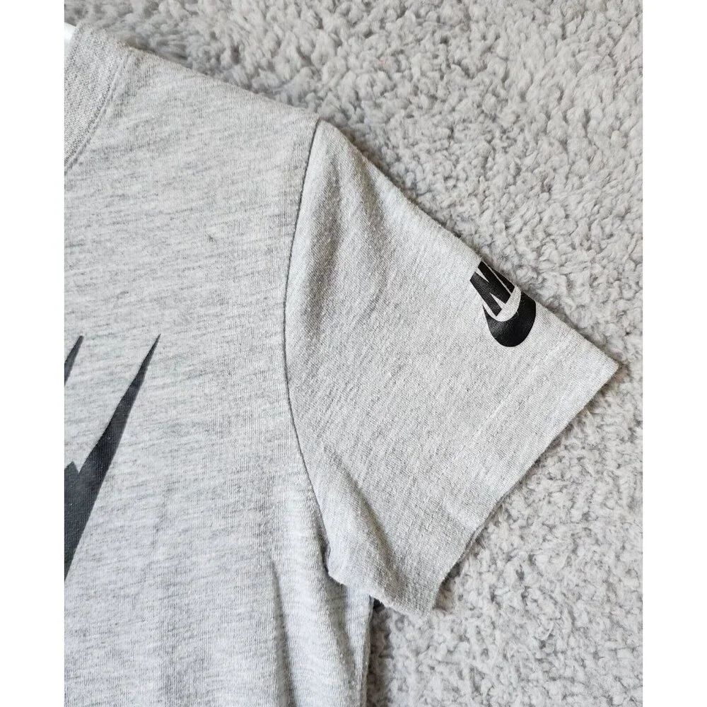 The Nike Tee Athletic Cut Gray Swoosh Logo‎ Boys T Shirt Youth Size Medium